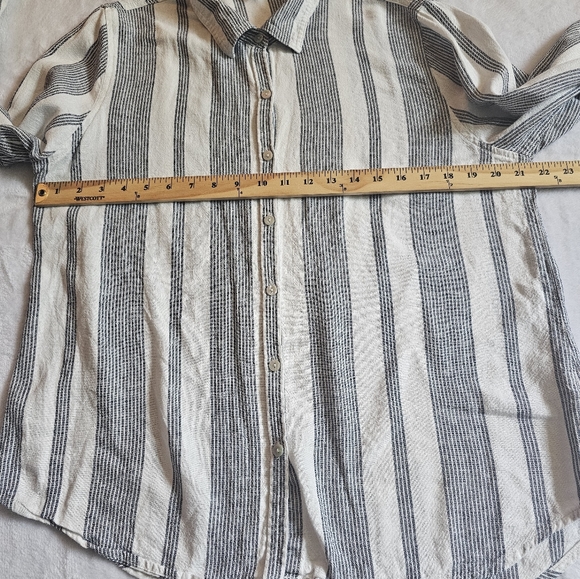 Orvis Linen/Rayon Blend Button Up Stripe Blouse. Size Large. - Picture 4 of 9